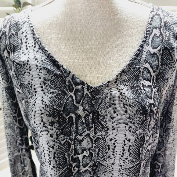 SHOW ME YOUR MUMU GRAY/BROWN SNAKE PRINT WITH RUFFLE SLEEVE SIZE SMALL - Picture 3 of 6